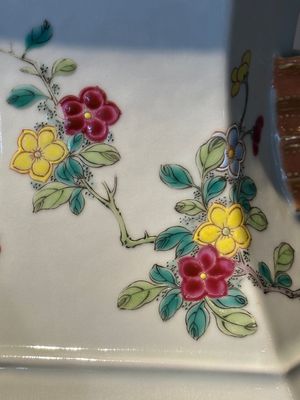 A pair of hexagonal Chinese famille rose 'hu' vases with floral design, Qianlong/Jiaqing — foto 30