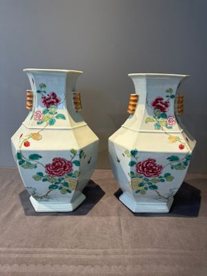 A pair of hexagonal Chinese famille rose 'hu' vases with floral design, Qianlong/Jiaqing — foto 3