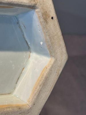 A pair of hexagonal Chinese famille rose 'hu' vases with floral design, Qianlong/Jiaqing — foto 34