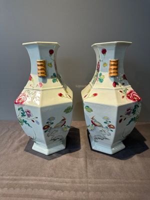 A pair of hexagonal Chinese famille rose 'hu' vases with floral design, Qianlong/Jiaqing — foto 4
