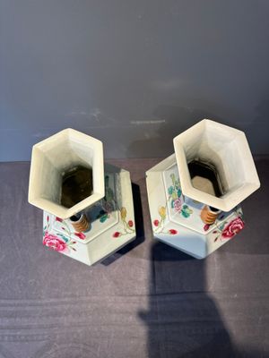 A pair of hexagonal Chinese famille rose 'hu' vases with floral design, Qianlong/Jiaqing — foto 5