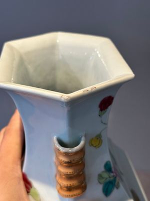 A pair of hexagonal Chinese famille rose 'hu' vases with floral design, Qianlong/Jiaqing — foto 6