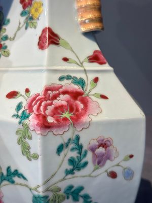A pair of hexagonal Chinese famille rose 'hu' vases with floral design, Qianlong/Jiaqing — foto 8