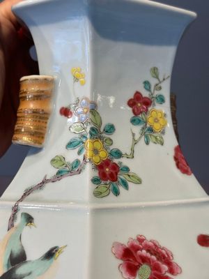 A pair of hexagonal Chinese famille rose 'hu' vases with floral design, Qianlong/Jiaqing — foto 9