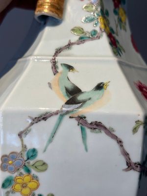 A pair of hexagonal Chinese famille rose 'hu' vases with floral design, Qianlong/Jiaqing — foto 10
