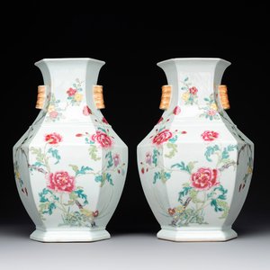 A pair of hexagonal Chinese famille rose 'hu' vases with floral design, Qianlong/Jiaqing — foto 1
