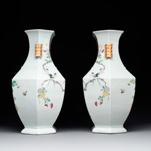 A pair of hexagonal Chinese famille rose 'hu' vases with floral design, Qianlong/Jiaqing — foto 2