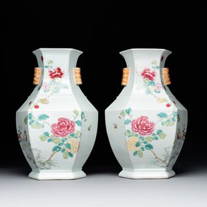 A pair of hexagonal Chinese famille rose 'hu' vases with floral design, Qianlong/Jiaqing — foto 3