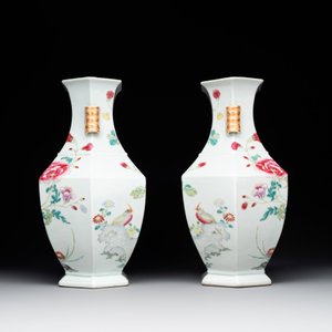 A pair of hexagonal Chinese famille rose 'hu' vases with floral design, Qianlong/Jiaqing — foto 4