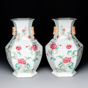 A pair of hexagonal Chinese famille rose 'hu' vases with floral design, Qianlong/Jiaqing — foto 5