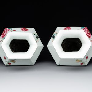 A pair of hexagonal Chinese famille rose 'hu' vases with floral design, Qianlong/Jiaqing — foto 6