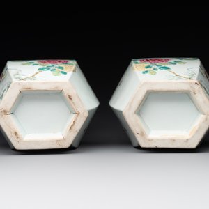 A pair of hexagonal Chinese famille rose 'hu' vases with floral design, Qianlong/Jiaqing — foto 7