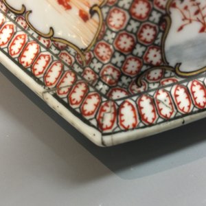 A pair of hexagonal Chinese famille rose mandarin vases and covers, Qianlong, 18th C. — photo 15