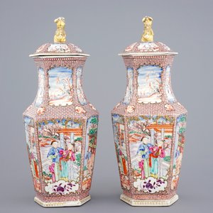 A pair of hexagonal Chinese famille rose mandarin vases and covers, Qianlong, 18th C. — photo 3