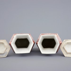 A pair of hexagonal Chinese famille rose mandarin vases and covers, Qianlong, 18th C. — photo 5