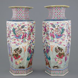 A pair of hexagonal Chinese famille rose vases, 19th C. — 照片 1