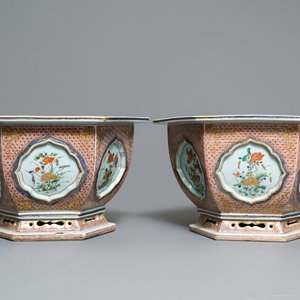 A pair of hexagonal Chinese famille verte jardinières, Kangxi/Yongzheng — 照片 1