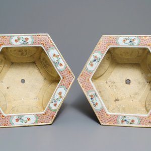 A pair of hexagonal Chinese famille verte jardinières, Kangxi/Yongzheng — 照片 5