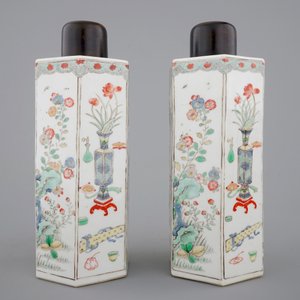 Een paar hexagonale Chinese famille verte theebussen, Kangxi, ca. 1700 — foto 2