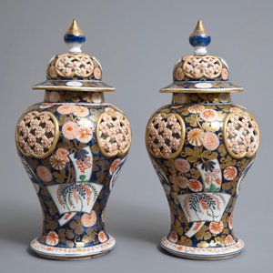 A pair of Imari style double-walled reticulated vases and covers, Samson, Paris, 19th C. — 照片 3