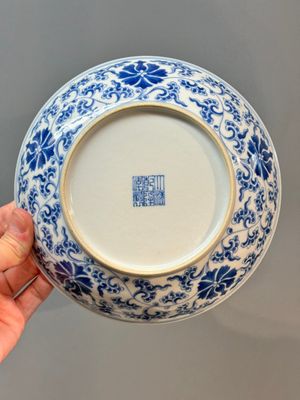 A pair of imperial Chinese blue and white 'lotus scroll' plates, Qianlong mark and of the period — photo 20