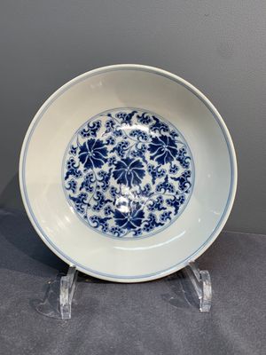 A pair of imperial Chinese blue and white 'lotus scroll' plates, Qianlong mark and of the period — photo 3