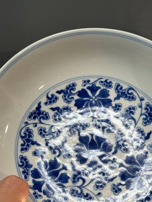 A pair of imperial Chinese blue and white 'lotus scroll' plates, Qianlong mark and of the period — photo 8