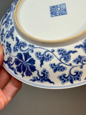 A pair of imperial Chinese blue and white 'lotus scroll' plates, Qianlong mark and of the period — photo 12