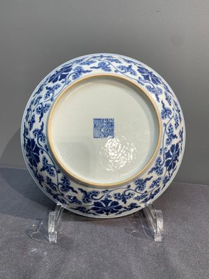 A pair of imperial Chinese blue and white 'lotus scroll' plates, Qianlong mark and of the period — photo 2