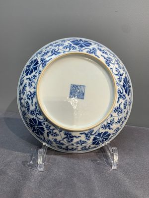 A pair of imperial Chinese blue and white 'lotus scroll' plates, Qianlong mark and of the period — photo 4