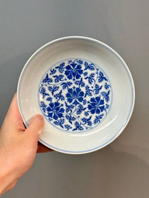 A pair of imperial Chinese blue and white 'lotus scroll' plates, Qianlong mark and of the period — photo 5