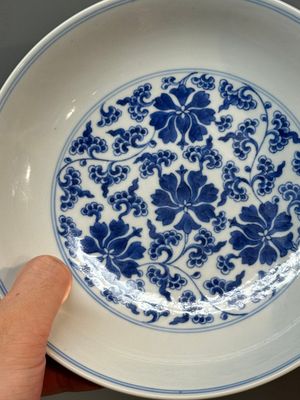 A pair of imperial Chinese blue and white 'lotus scroll' plates, Qianlong mark and of the period — photo 6