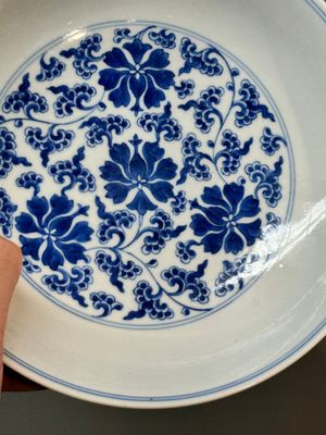 A pair of imperial Chinese blue and white 'lotus scroll' plates, Qianlong mark and of the period — photo 7