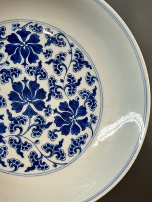 A pair of imperial Chinese blue and white 'lotus scroll' plates, Qianlong mark and of the period — photo 9
