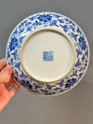 A pair of imperial Chinese blue and white 'lotus scroll' plates, Qianlong mark and of the period — photo 10