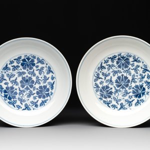 A pair of imperial Chinese blue and white 'lotus scroll' plates, Qianlong mark and of the period — photo 1