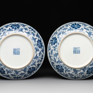 A pair of imperial Chinese blue and white 'lotus scroll' plates, Qianlong mark and of the period — photo 2