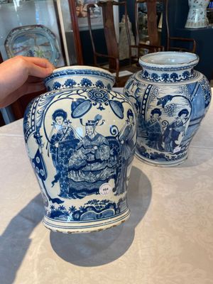 A pair of impressive blue and white Dutch Delft chinoiserie vases, ca. 1700 — photo 1
