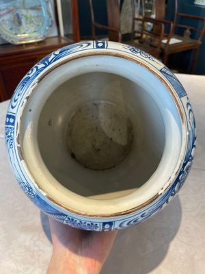 A pair of impressive blue and white Dutch Delft chinoiserie vases, ca. 1700 — photo 13