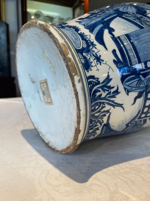 A pair of impressive blue and white Dutch Delft chinoiserie vases, ca. 1700 — photo 15