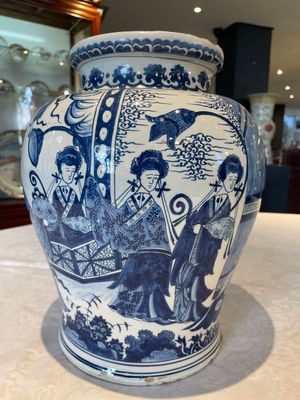 A pair of impressive blue and white Dutch Delft chinoiserie vases, ca. 1700 — photo 16