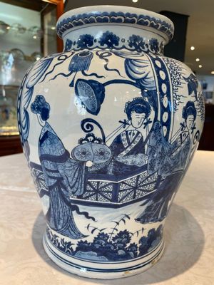 A pair of impressive blue and white Dutch Delft chinoiserie vases, ca. 1700 — photo 17