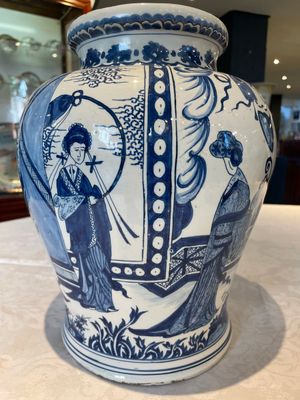 A pair of impressive blue and white Dutch Delft chinoiserie vases, ca. 1700 — photo 18