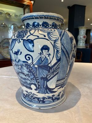 A pair of impressive blue and white Dutch Delft chinoiserie vases, ca. 1700 — photo 19