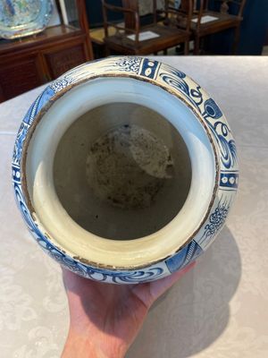A pair of impressive blue and white Dutch Delft chinoiserie vases, ca. 1700 — photo 20