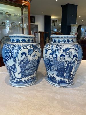A pair of impressive blue and white Dutch Delft chinoiserie vases, ca. 1700 — photo 2