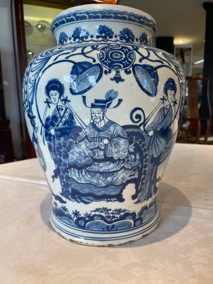 A pair of impressive blue and white Dutch Delft chinoiserie vases, ca. 1700 — photo 3