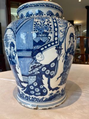 A pair of impressive blue and white Dutch Delft chinoiserie vases, ca. 1700 — photo 4