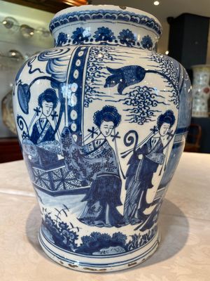 A pair of impressive blue and white Dutch Delft chinoiserie vases, ca. 1700 — photo 5