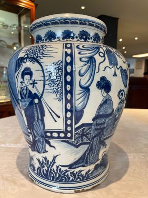 A pair of impressive blue and white Dutch Delft chinoiserie vases, ca. 1700 — photo 6